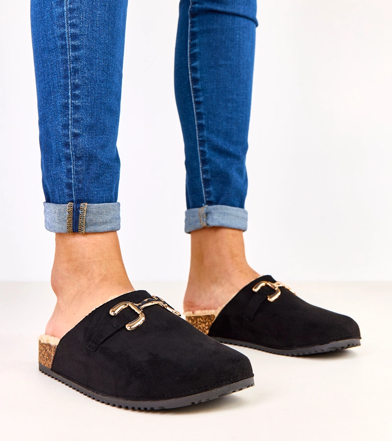 Čierne papuče so zlatou ozdobou Stenley