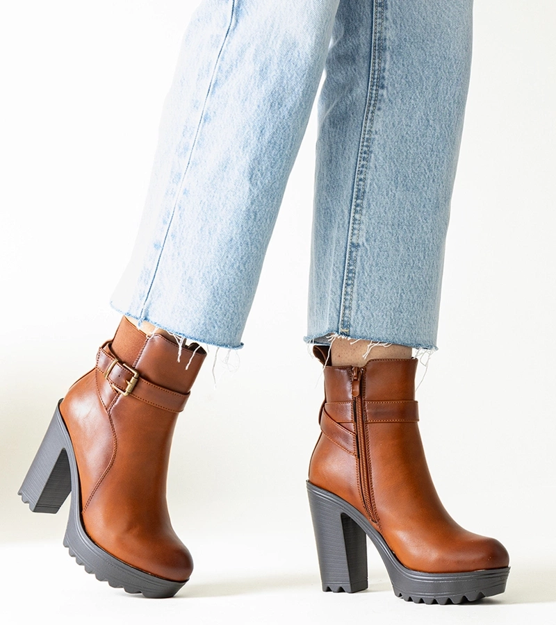 Brúne čižmy na vysokom podpätku Lubena.