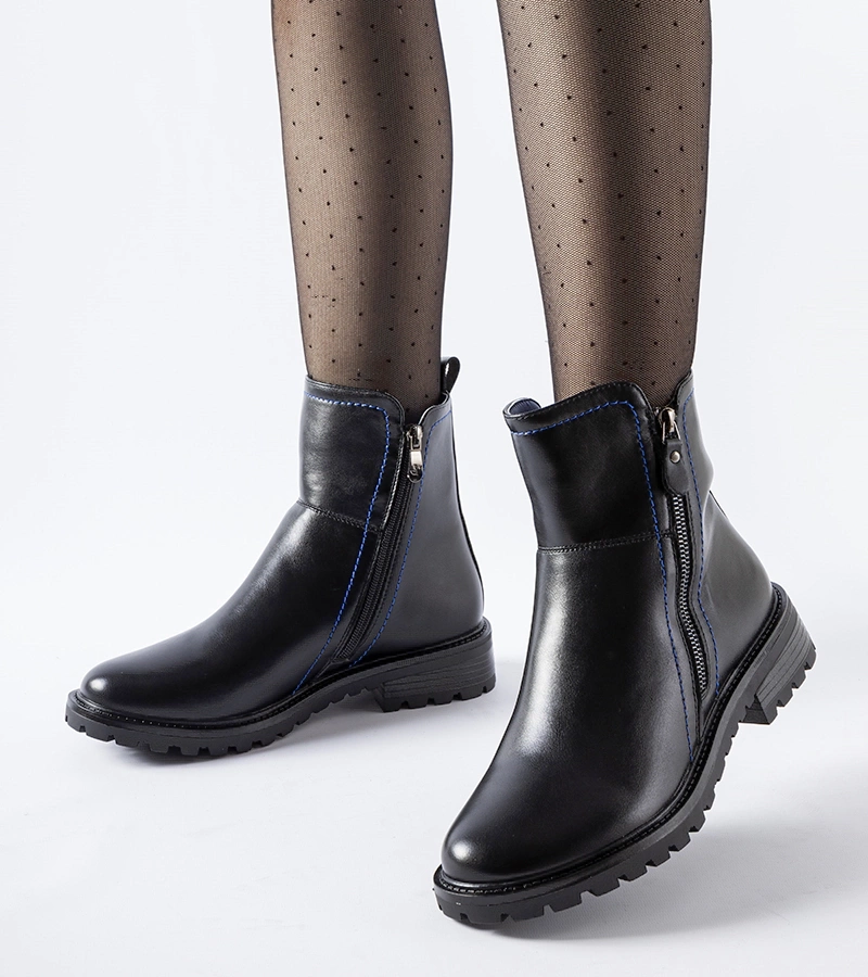 Čierne čižmy s ozdobnou modrou nitkou Nereo