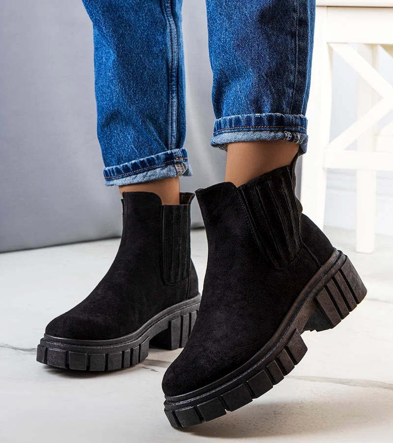 Čierna izolovaná botki Leiva