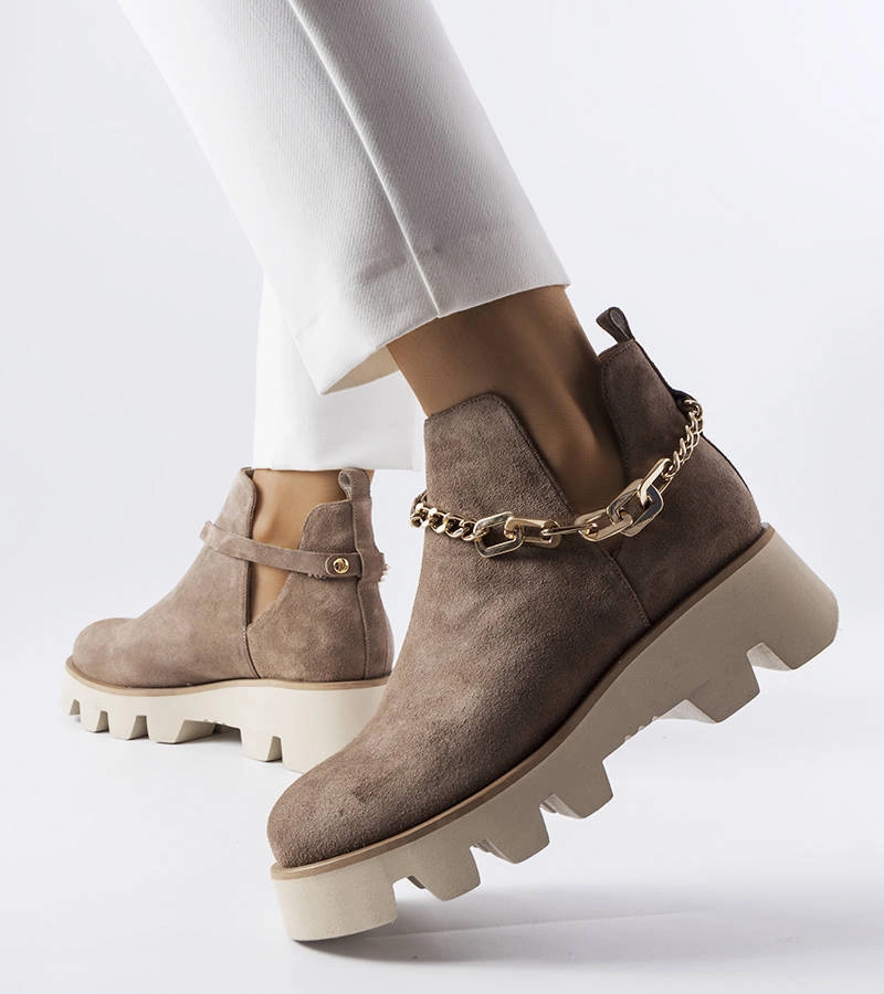 Béžové kožené čižmy zdobené reťazou Karino