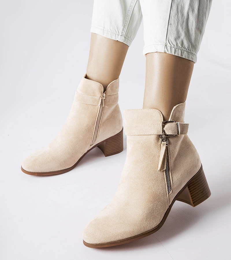 Béžové nízke čižmy na podpätku od Bédard