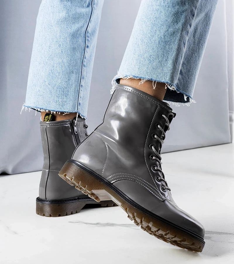 Šedé lakované čižmy Rhys