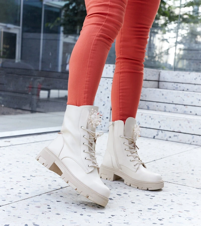 Béžové topánky zdobené korálkami od spoločnosti Accadia