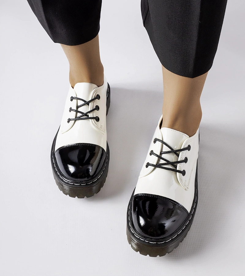 Bielo-čierne lakované poltopánky Cardin