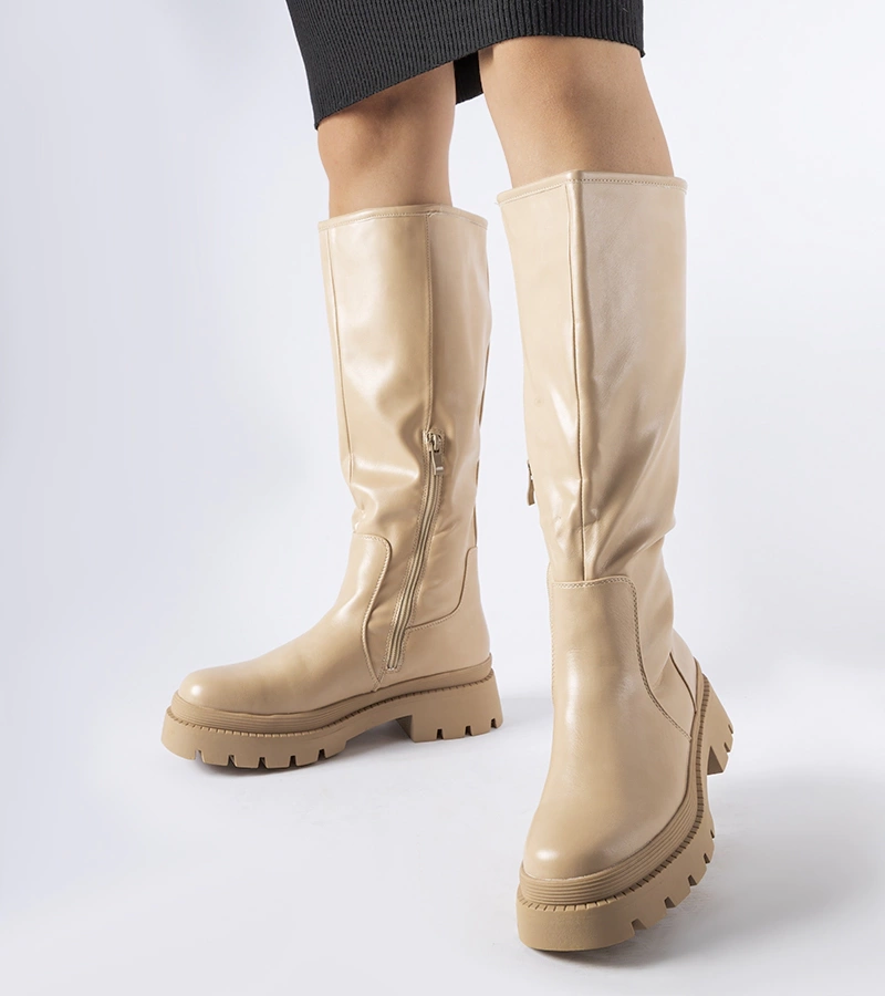 Beige ploché klasické kozačky Christien