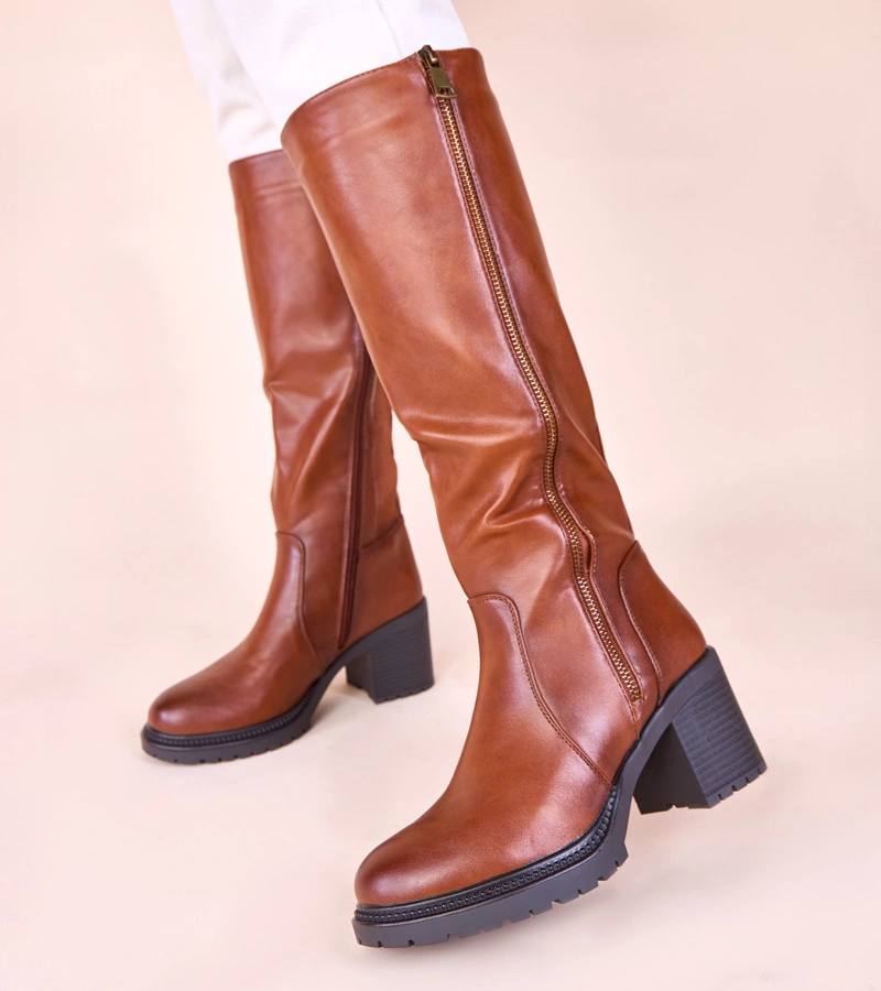 Hnedé čižmy na podpätku s elastickou vložkou Akia