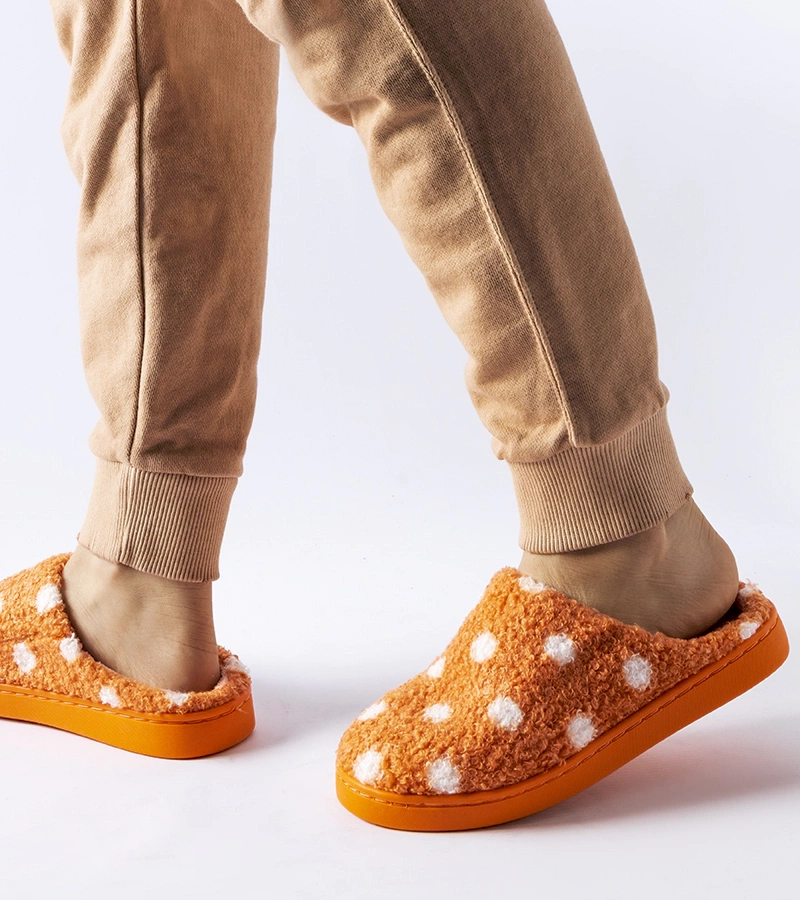 Oranžové teplé papuče s bielymi bodkami Laino