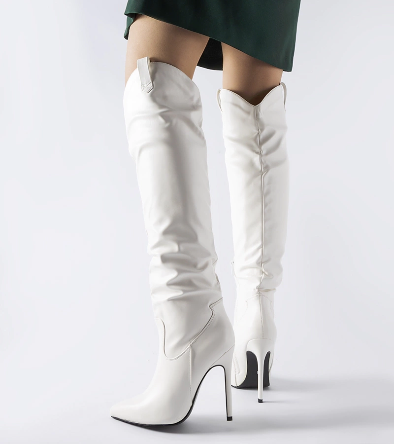 Biela dlhé čižmy na vysokom opätku Cerati.