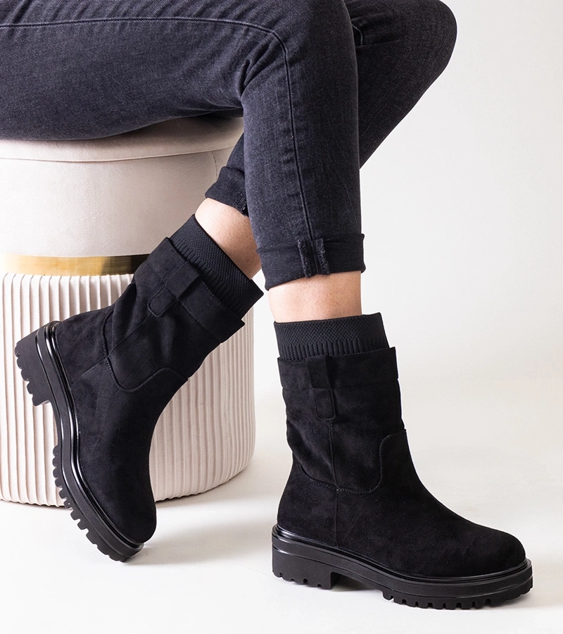 Wsúvateľné čierne čižmy so špičkou Ralia.