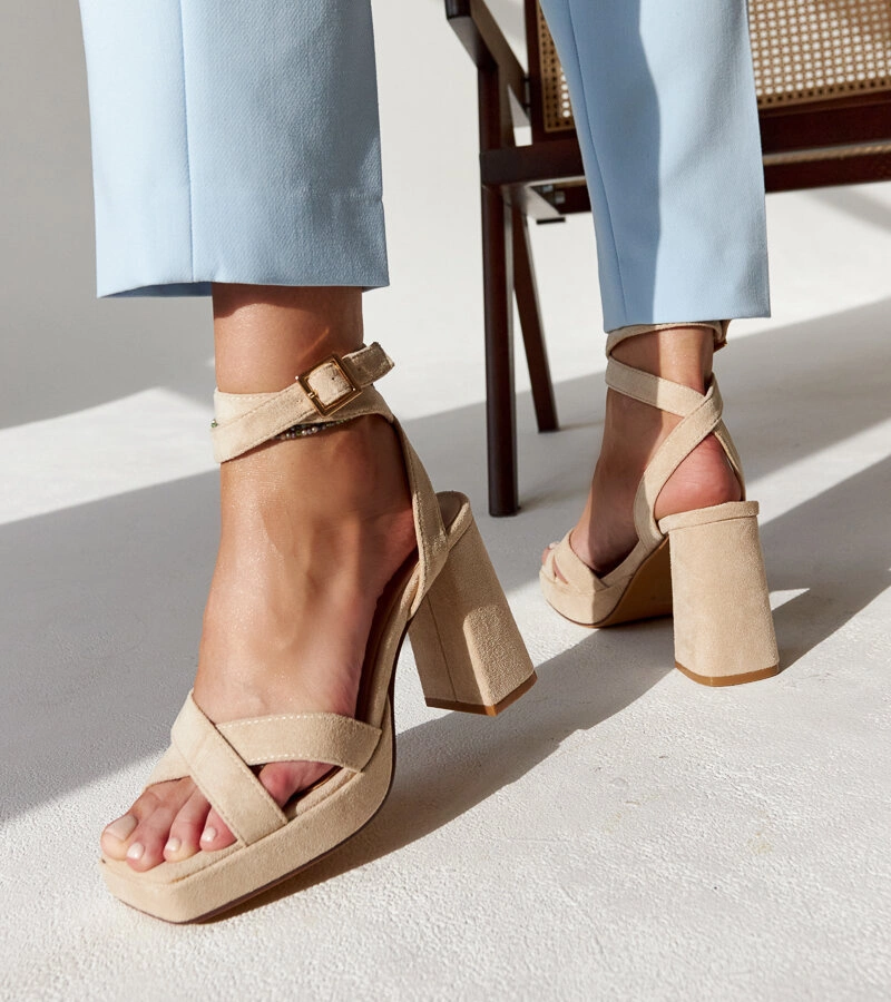 Čierne lakované sandále Cokato na podpätku