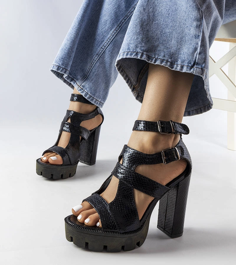 Čierne masívne sandále na podpätku Enenor