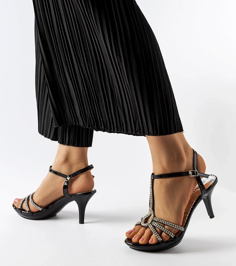 Čierne sandále na podpätku so zirkónmi Levane