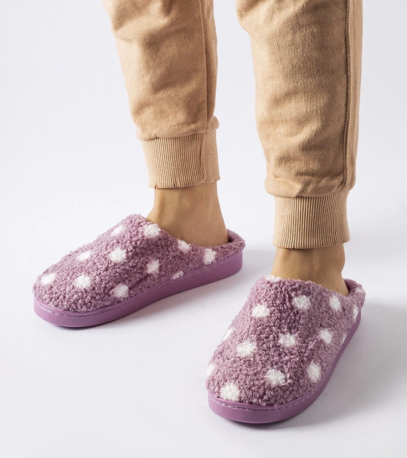 Fialové teplé papuče s bielymi bodkami Laino