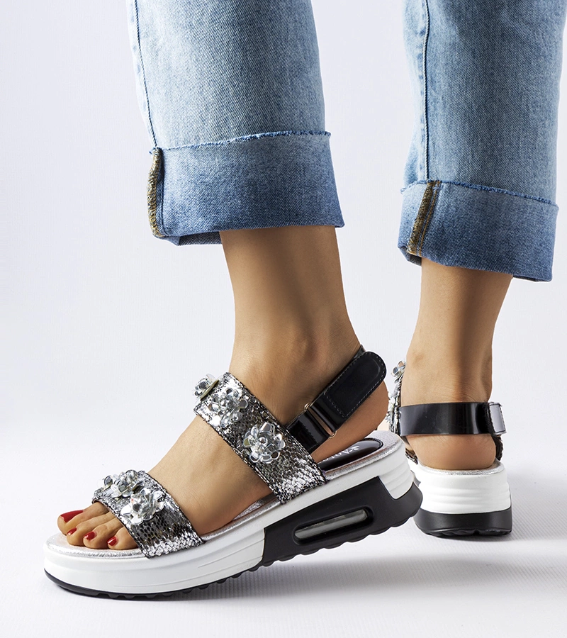 Strieborné kvetinové sandále na podpätku Stamford