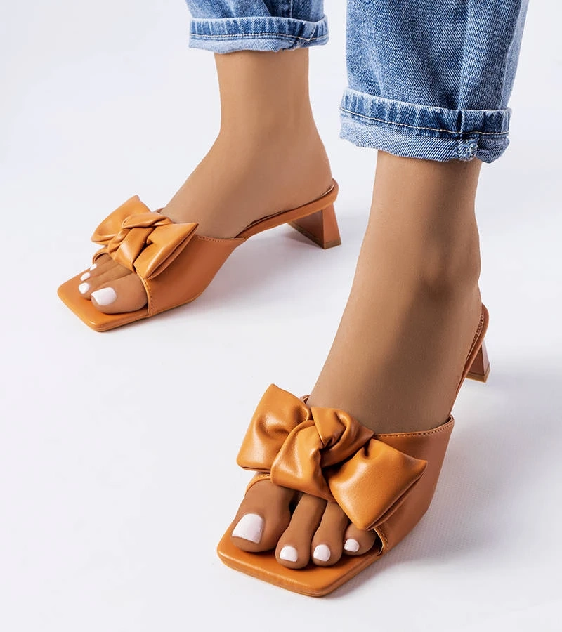 Hnedé žabky na podpätku s mašľou Oak