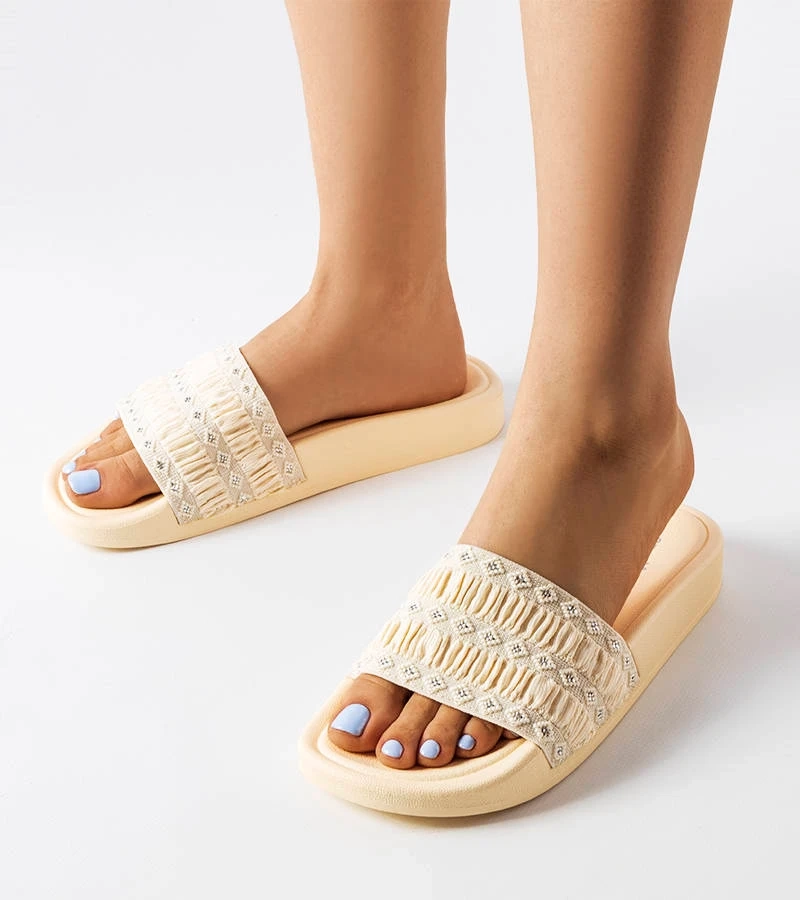 Béžové žabky zdobené záhybom Ernest