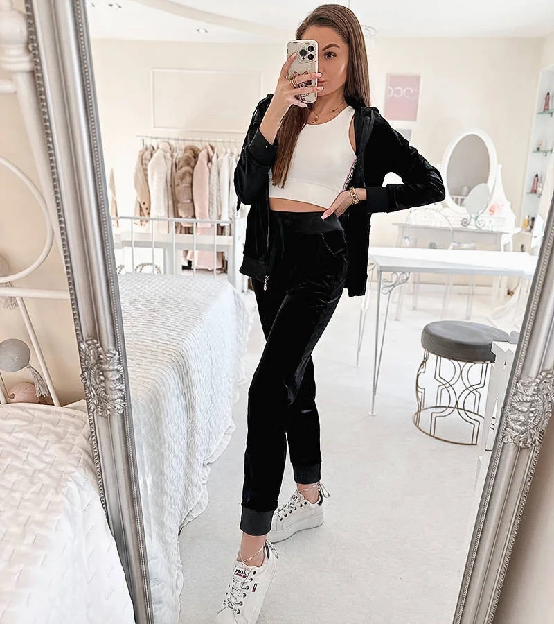 Čierny velúrový set s kapucňou Anna