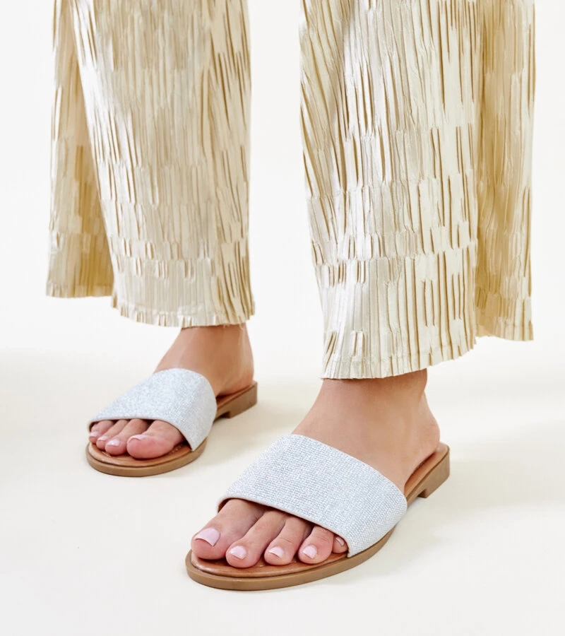 Strieborné blyštivé šľapky Anilsa