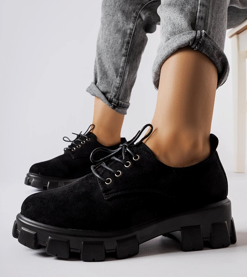 Čierne poltopánky na plochom opätku Cloutier.