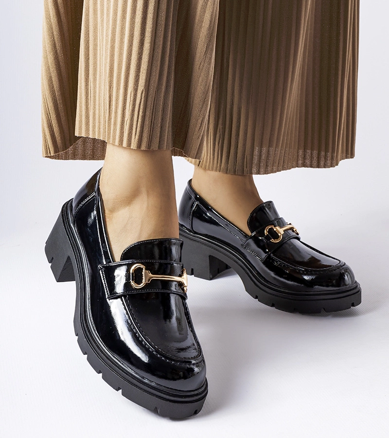 Čierne lakované poltopánky Fabrizio na podpätku