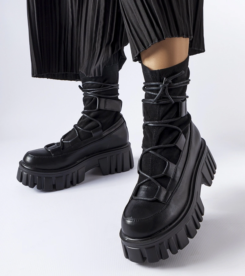 Čierne trapery na ponožky s dezénom od spoločnosti Colce