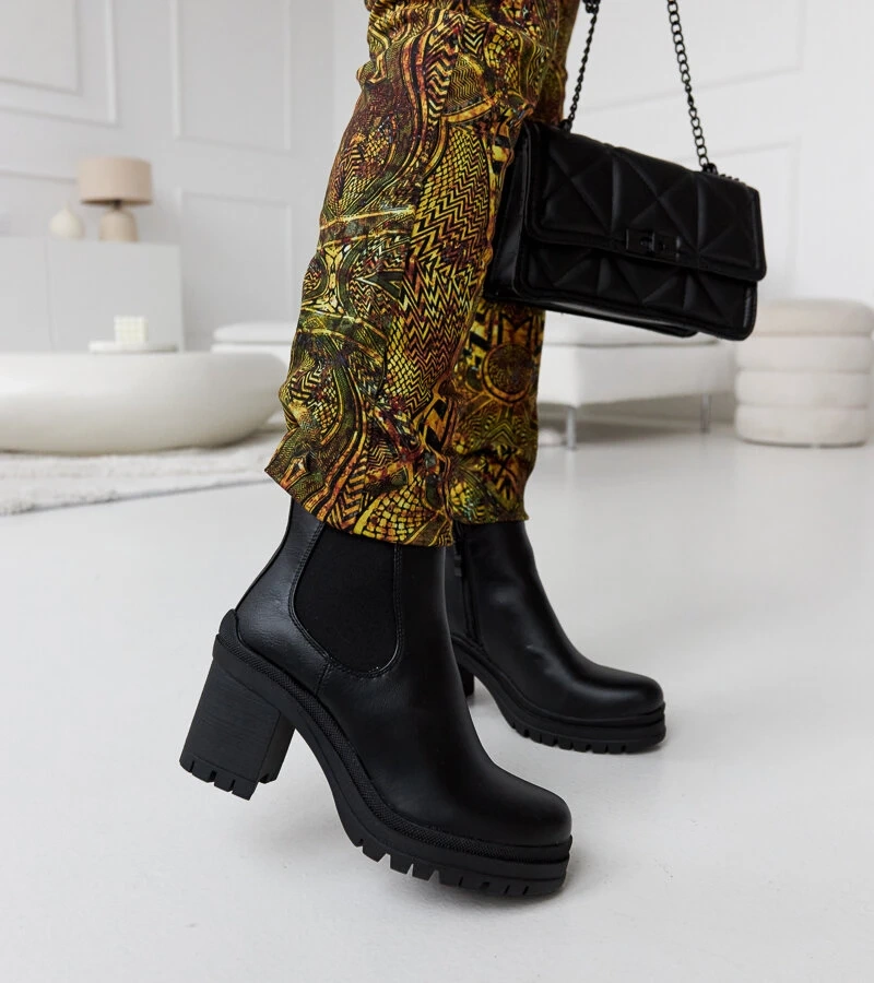 Čierne čižmy na nízkom opätku Layman