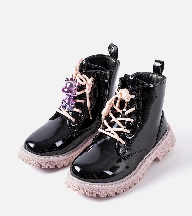 Čierno-ružové lakované trapery s medveďom Orso