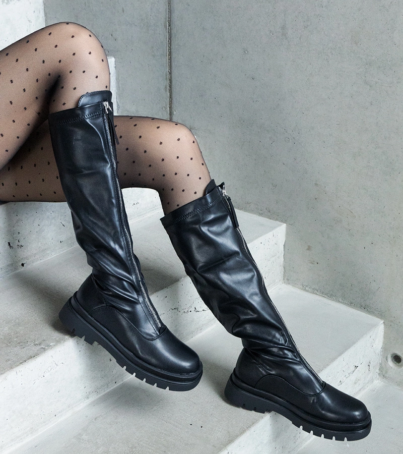 Čierne čižmy z eko kože na plochom opätku zdobené zipsom Hala