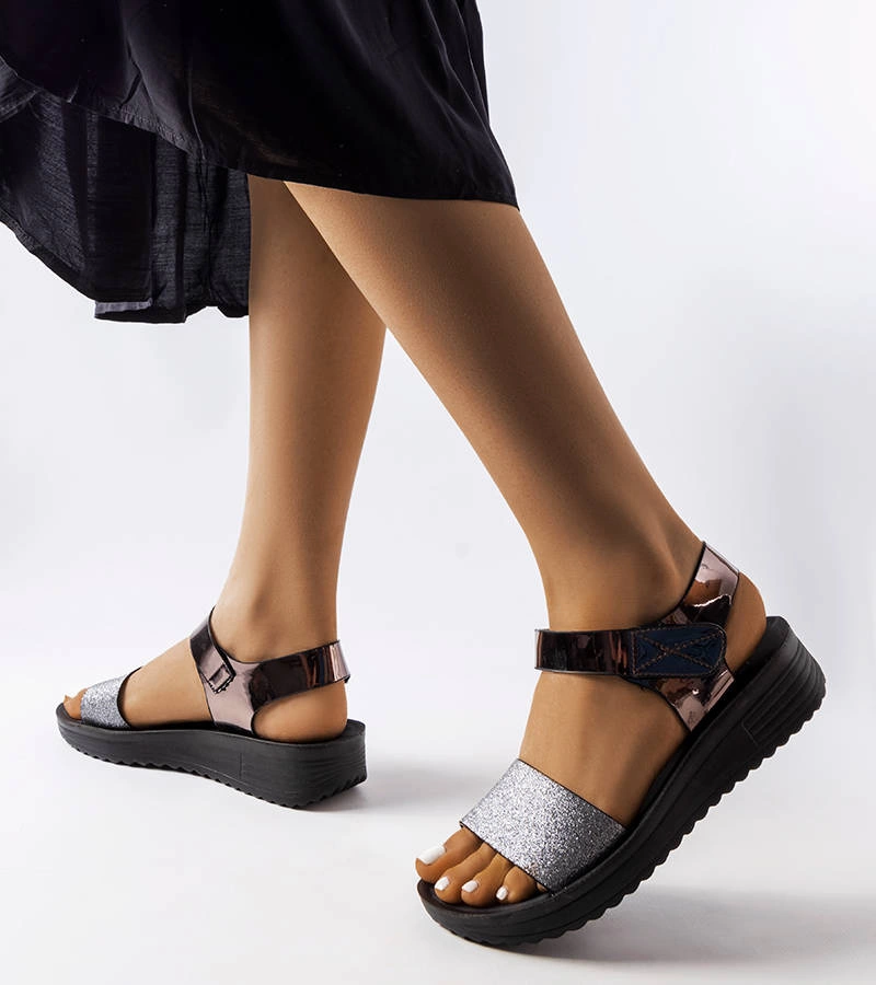 Šedé sandále na klinovom podpätku Blask