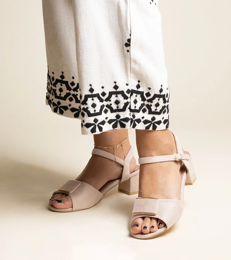 Bežové sandále na nízkom stĺpiku od Frederica