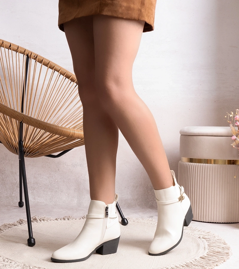 Bežové čižmy na stĺpe od Ibdisa