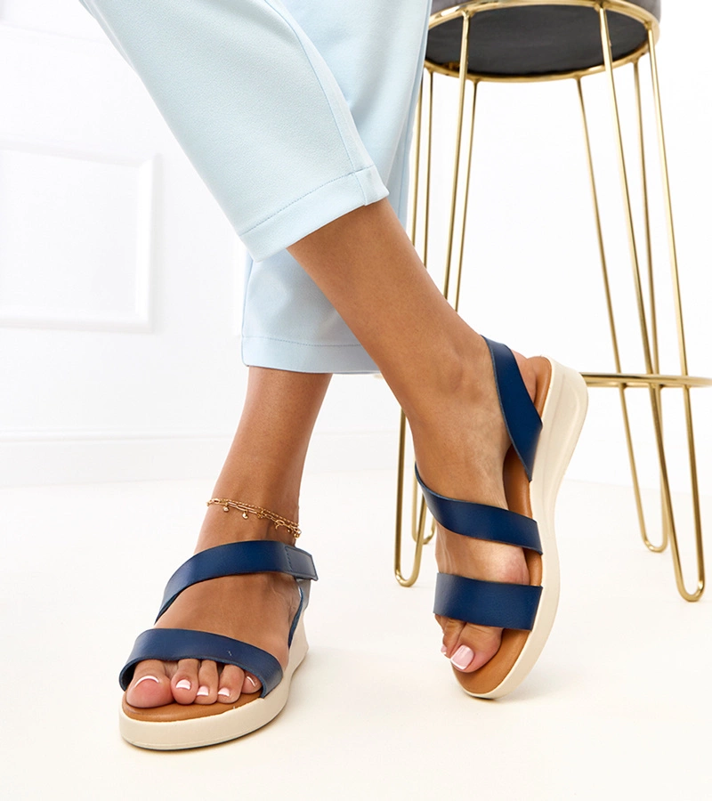 Tmavomodré sandále na nízkom klinovom podpätku Verkado
