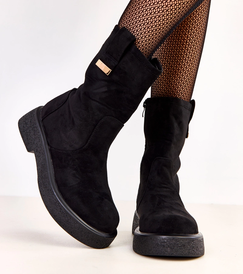 Čierne ekologické semišové členkové topánky so zlatou ozdobou Mileda