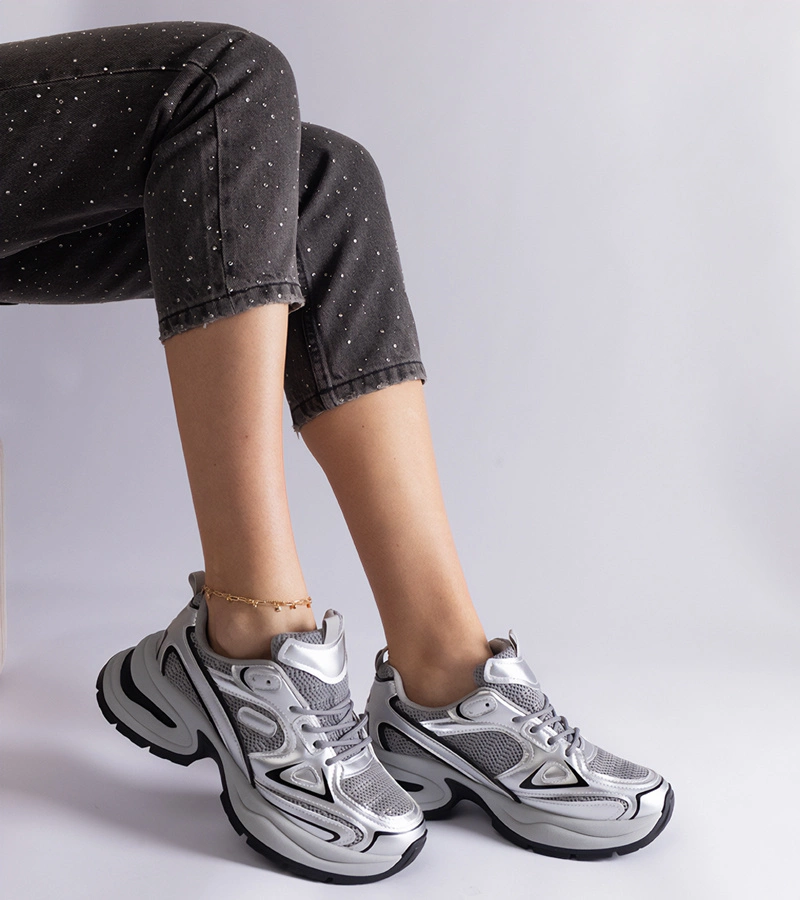 Strieborné tenisky na masívnej podrážke Adoma