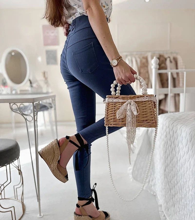 Legíny v námorníckej modrej farbe zdobené gombíkmi Cupello