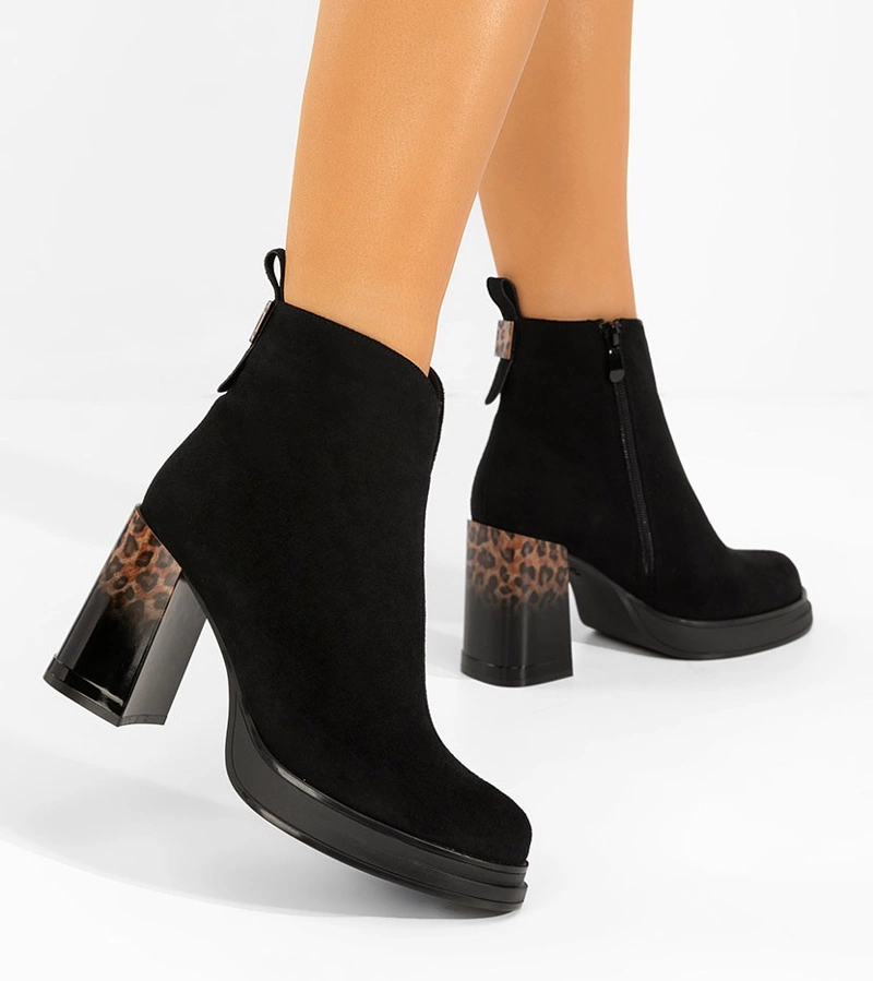 Čierne členkové topánky na lakovanom podpätku zdobenom leopardím vzorom Gena