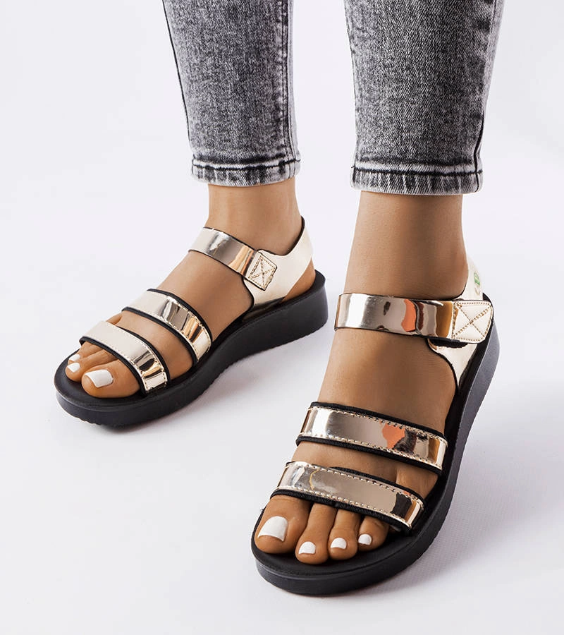 Zlaté lakované sandále Brices