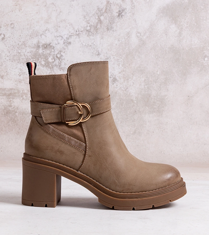 Ciemnobeżowe botky na podpätku Mirka.