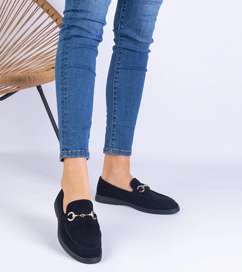 Čierne mokasíny z eko-semišu s ažúrovým vzorom so zlatou ozdobou Truffi