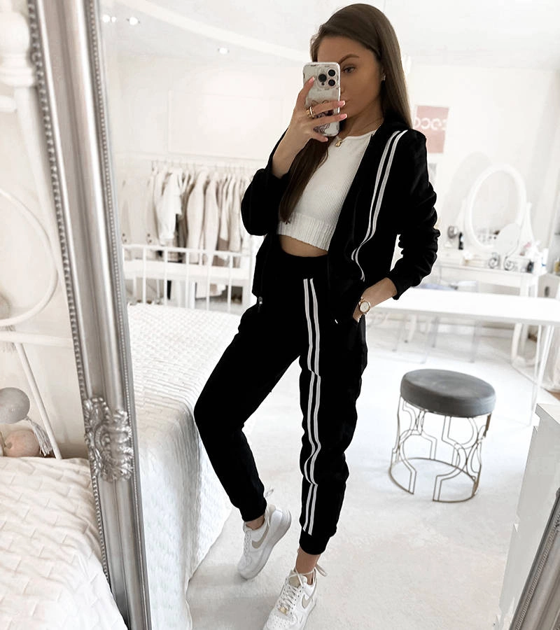 Čierna tepláková súprava s pruhmi Ariah