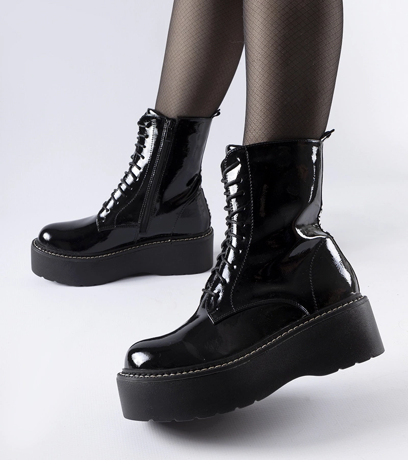 Čierne lakované workery na platforme Leos