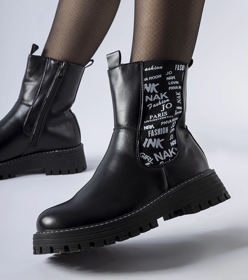 Čierne zateplené čižmy s nápisom Barbena