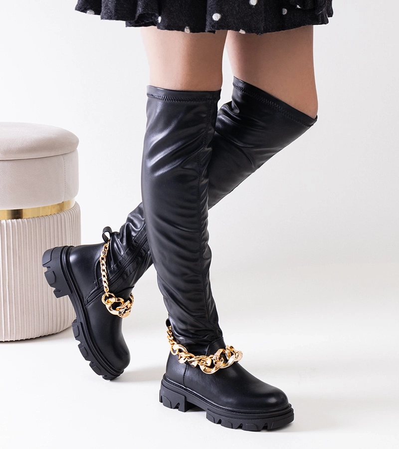 C Black flat boots with chain Aruen