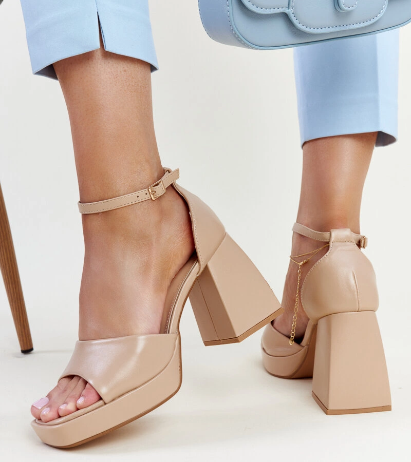 Tmavobežové sandále na stĺpiku Vesna