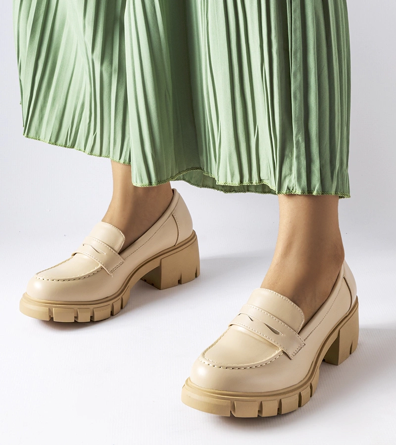 Béžové klasické mokasíny na bloku Dina