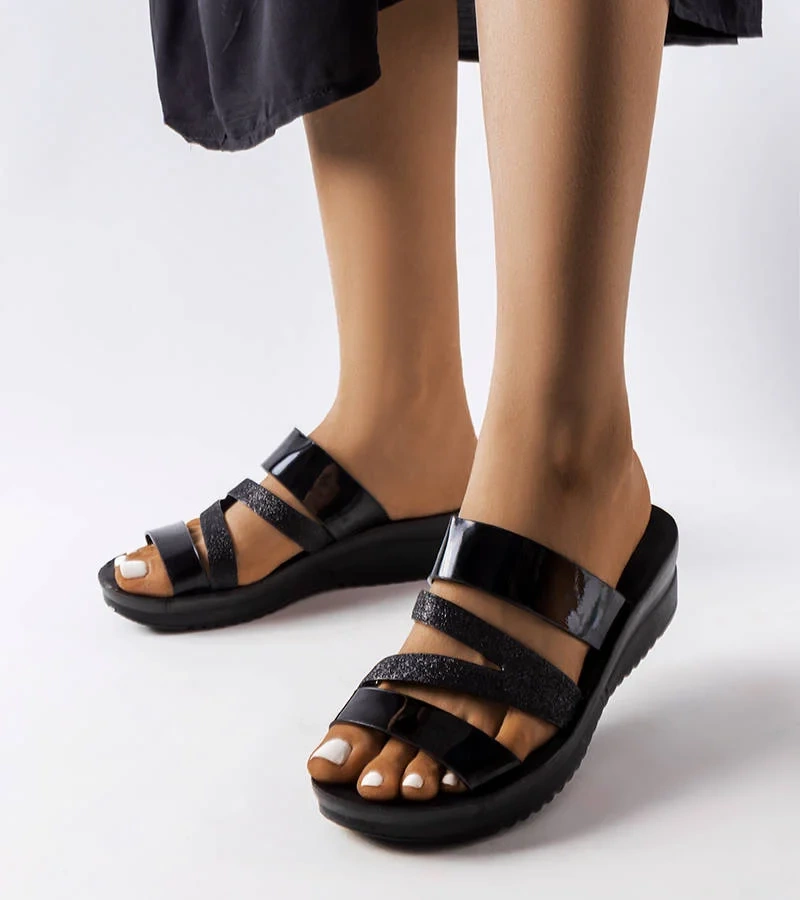 Loline čierne lesklé žabky