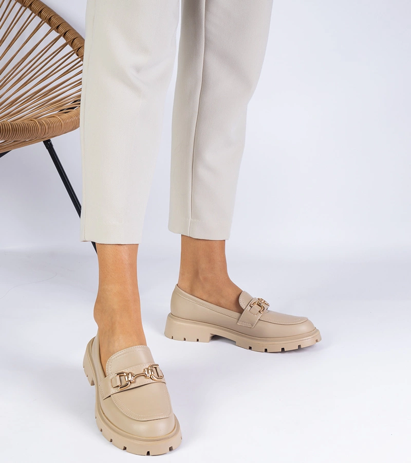 Béžové dámske mokasíny so zlatou ozdobou Everat