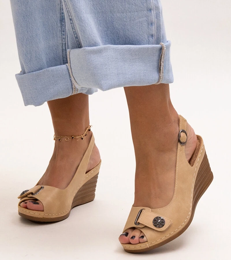 Bežové sandále na platforme Lundblad