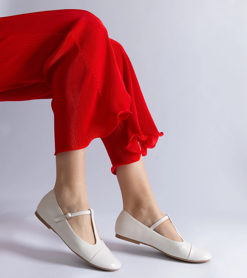 Biele balerínky s lakovanou špičkou zapínané na pracku Gloriana